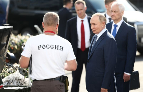 Le président russe Vladimir Poutine visite une usine de production de drones à Saint-Pétersbourg