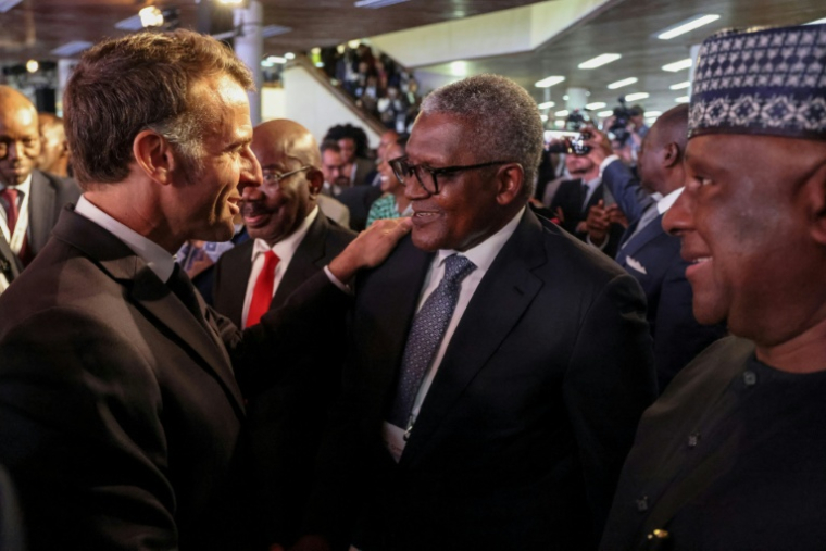 Le président français Emmanuel Macron (à gauche) salue l'homme d'affaires nigérian Aliko Dangote (au centre), l'homme le plus riche d'Afrique, lors du sommet Africa Forward à Nairobi, au Kenya, le 11 mai 2026 ( AFP / Ludovic MARIN )