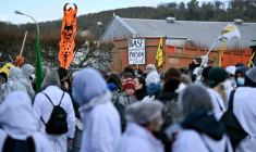 Des militants écologistes manifestent devant un site BASF à Saint-Aubin-Les-Elbeuf, en Seine-Maritime, le 17 novembre 2025 ( AFP / LOU BENOIST )