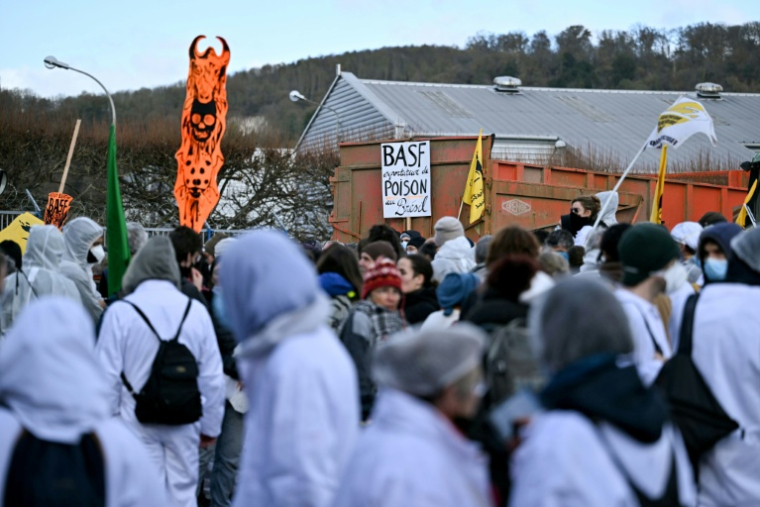 Des militants écologistes manifestent devant un site BASF à Saint-Aubin-Les-Elbeuf, en Seine-Maritime, le 17 novembre 2025 ( AFP / LOU BENOIST )