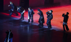 Le boys band de K-pop BTS se produit sur scène lors de son concert sur la place Gwanghwamun à Séoul, le 21 mars 2026 ( POOL / Kim Hong-Ji )