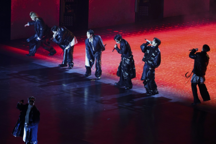 Le boys band de K-pop BTS se produit sur scène lors de son concert sur la place Gwanghwamun à Séoul, le 21 mars 2026 ( POOL / Kim Hong-Ji )