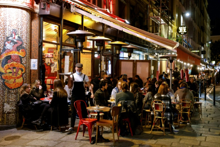 Entre le trafic routier, les terrasses de bars et les avions, le bruit perturbe le sommeil de milliers de Franciliens, ici dans le centre de Paris  le 26 octobre 2020 ( AFP / Ludovic MARIN )