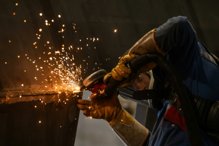 Un soudeur sur le site du Naval Group à Lorient, dans l'ouest de la France, qui fabrique des frégates, le 30 septembre 2026 ( AFP / Sebastien Salom-Gomis )