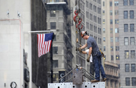 Des ferrailleurs travaillent sur le site du Four World Trade Center à New York