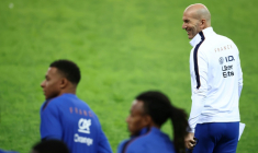Le sélectionneur de l'équipe de France Zinédine Zidane (à droite) et l'attaquant français Kylian Mbappé (à gauche) lors d'une séance d'entraînement à Izmit (Turquie) le 24 septembre 2026 ( AFP / FRANCK FIFE )