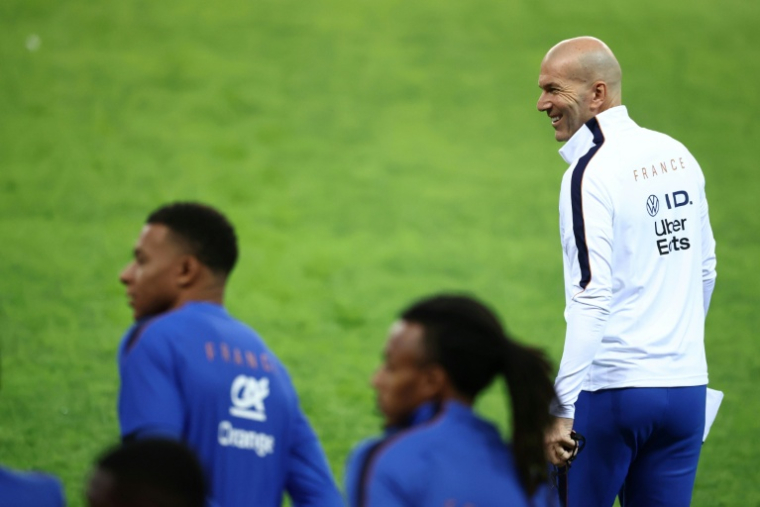 Le sélectionneur de l'équipe de France Zinédine Zidane (à droite) et l'attaquant français Kylian Mbappé (à gauche) lors d'une séance d'entraînement à Izmit (Turquie) le 24 septembre 2026 ( AFP / FRANCK FIFE )