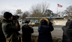 Des journalistes devant la Représentation américaine à Genève, le 23 novembre 2025 ( AFP / Valentin Flauraud )
