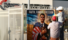 Des posters sont affichés au mémorial improvisé pour l'influenceur conservateur américain assassiné Charlie Kirk au siège de son organisation Turning Point USA, à Phoenix, en Arizona, le 19 septembre 2025 ( AFP / CHARLY TRIBALLEAU )