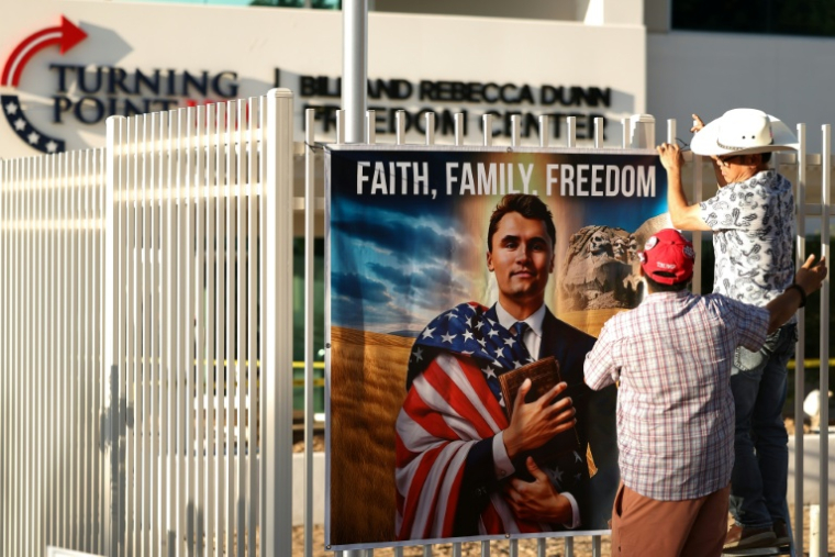 Des posters sont affichés au mémorial improvisé pour l'influenceur conservateur américain assassiné Charlie Kirk au siège de son organisation Turning Point USA, à Phoenix, en Arizona, le 19 septembre 2025 ( AFP / CHARLY TRIBALLEAU )