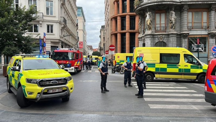 LE CONDUCTEUR D'UNE CAMIONNETTE FONCE SUR UNE TERRASSE À BRUXELLES, SIX BLESSÉS LÉGERS