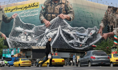 Une affiche géante "Le détroit d'Ormuz reste fermé", place de la Révolution à Téhéran, le 28 avril 2026 en Iran ( AFP / ATTA KENARE )