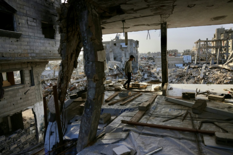 Un jeune Palestinien dans un bâtiment détruit par l'armée israélienne à Khan Younès, dans le sud de la Bande de Gaza, le 27 janvier 2026 ( AFP / Bashar Taleb )