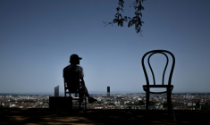 Treize départements seront en vigilance orange canicule samedi, a annoncé  Météo-France qui prévoit "un épisode caniculaire précoce dont la durée" ( AFP / JEFF PACHOUD )