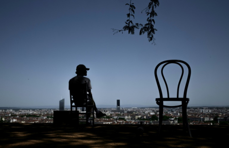 Treize départements seront en vigilance orange canicule samedi, a annoncé  Météo-France qui prévoit "un épisode caniculaire précoce dont la durée" ( AFP / JEFF PACHOUD )