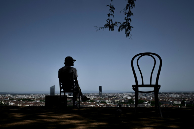 Treize départements seront en vigilance orange canicule samedi, a annoncé Météo-France qui prévoit "un épisode caniculaire précoce dont la durée" ( AFP / JEFF PACHOUD )