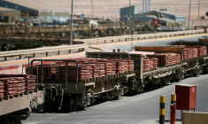 Un train chargé de plaques de cathodes de cuivre est vu à Antofagasta, dans le nord du Chili