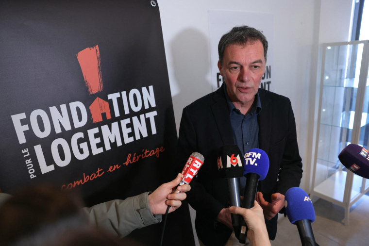 Christophe Robert, délégué général de la Fondation pour le Logement (anciennement Fondation Abbé Pierre), s'exprime devant la presse après avoir présenté la nouvelle identité et le nouveau logo de la fondation, à Paris, le 17 mars 2025. ( AFP / THOMAS SAMSON )