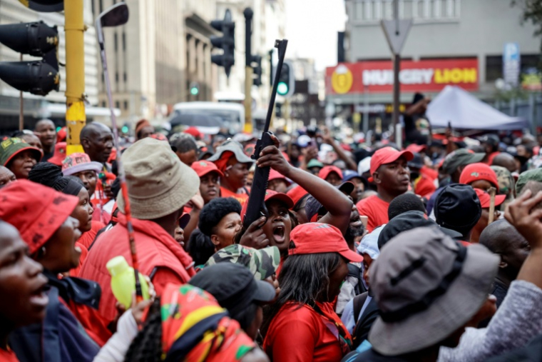 Une militante de l'EFF exhibe un fusil factice lors d'un rassemblement de soutien à Julius Malema, le 16 avril 2026 à Johannesburg, en Afrique du Sud ( AFP / Phill MAGAKOE )