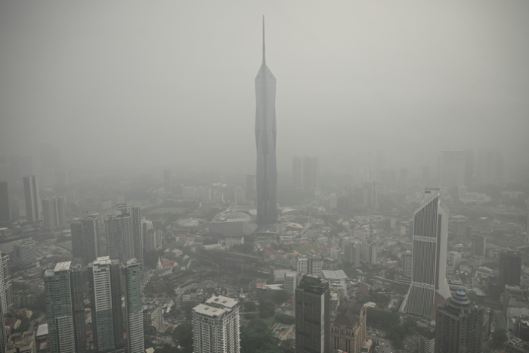 Des immeubles noyés dans une brume causée par des incendies en Indonésie, le 16 octobre 2026 à Kuala Lumpur, en Malaisie ( AFP / Jam STA ROSA )