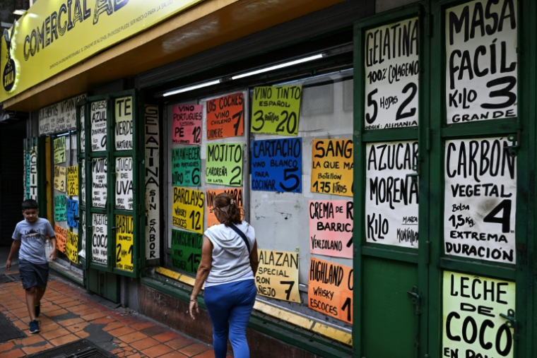 Des prix de produits affichés sur la devanture d'un supermarché à Caracas, le 17 janvier 2026 au Venezuela ( AFP / Ronaldo SCHEMIDT )