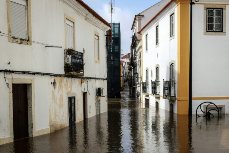 Les eaux de crue du fleuve Sado inondent les rues à Alcacer do Sal lors de la dépression Leonardo, le 5 février 2026 dans le sud du Portugal ( AFP / PATRICIA DE MELO MOREIRA )
