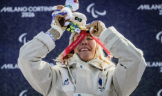 La Française Cécile Hernandez sur le podium après son titre paralympique en snowboard cross, le 8 mars 2029 à Cortina d'Ampezzo (Italie) ( AFP / JEFF PACHOUD )