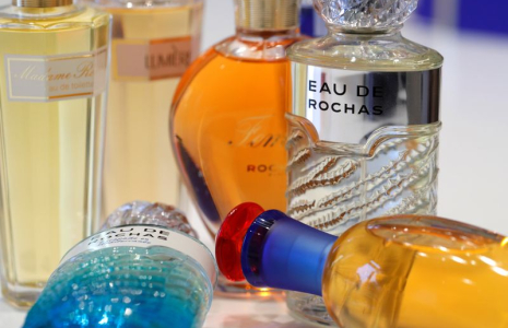 Des flacons de parfums Rochas sont exposés dans le bureau du parfumeur Interparfums à Paris