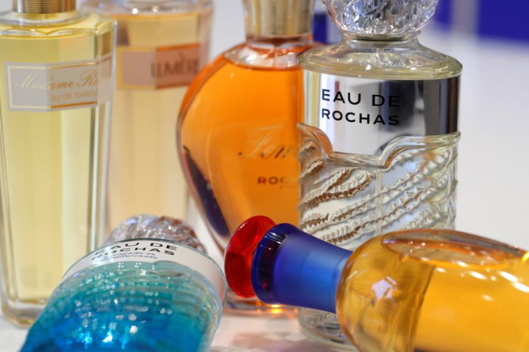 Des flacons de parfums Rochas sont exposés dans le bureau du parfumeur Interparfums à Paris