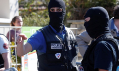 Des policiers de la police judiciaire française à Rambouillet