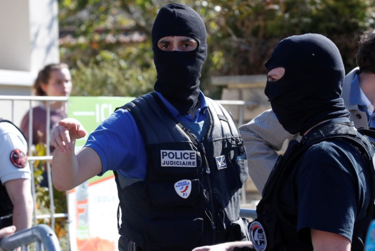 Des policiers de la police judiciaire française à Rambouillet