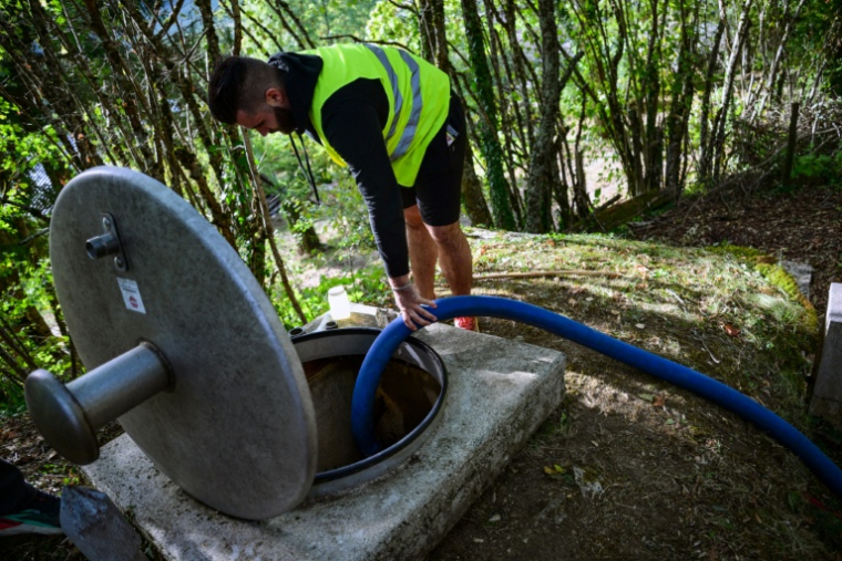 Mehdi, conducteur d'un camion-citerne, approvisionne en eau Sainte-Marie-du-Mont, petit village de Chartreuse, pour lutter contre la sécheresse le 21 septembre 2026 ( AFP / OLIVIER CHASSIGNOLE )