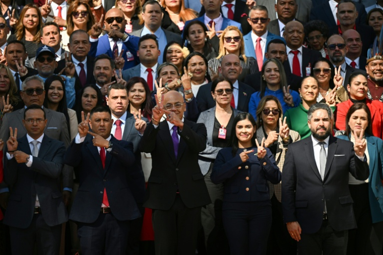 Le président du Parlement vénézuélien, Jorge Rodriguez (au centre) et les députés font le V de la victoire avec leurs doigts lors de la photo officielle de la nouvelle Assemblée nationale, à Caracas, le 5 janvier 2026 ( AFP / Federico PARRA )