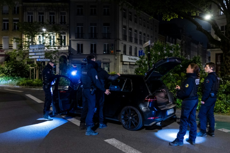 Des policiers procèdent à un contrôle routier nocturne à Lille, le 25 avril 2026 ( AFP / Sameer Al-DOUMY )