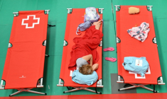 Personnes évacuées en raison des incendies, dans un gymnase à Villaviciosa de Odon, à 20 km à l'ouest de Madrid, le 25 juillet 2026 ( AFP / JAVIER SORIANO )