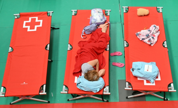 Personnes évacuées en raison des incendies, dans un gymnase à Villaviciosa de Odon, à 20 km à l'ouest de Madrid, le 25 juillet 2026 ( AFP / JAVIER SORIANO )