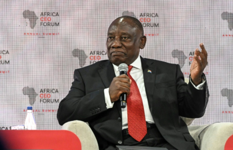 Le président sud-africain Cyril Ramaphosa lors de la cérémonie d'ouverture du sommet annuel de l'Africa CEO Forum à Abidjan, le 12 mai 2025 ( AFP / Issouf SANOGO )