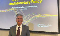 Christopher Waller, l'un des gouverneurs de la Fed, pose pour une photo avant un discours à San Francisco
