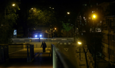 Une femme dans une rue obscure pendant une coupure d'électricité massive touchant toute la péninsule ibérique et le sud de la France, le 28 avril 2025 à Madrid, en Espagne ( AFP / Pierre-Philippe MARCOU )