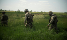 Des soldats ukrainiens dans un lieu non précisé dans l'est de l'Ukraine, le 6 juin 2025 ( AFP / Florent VERGNES )