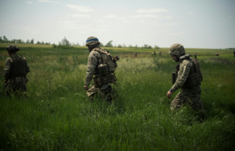 Des soldats ukrainiens dans un lieu non précisé dans l'est de l'Ukraine, le 6 juin 2025 ( AFP / Florent VERGNES )