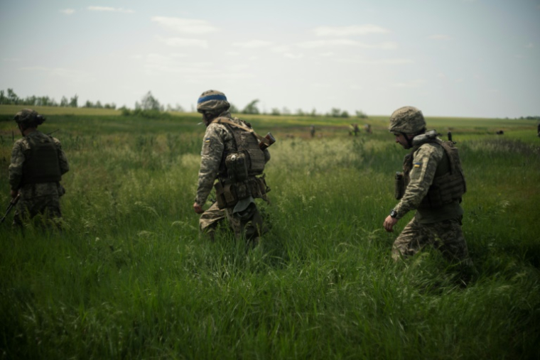 Des soldats ukrainiens dans un lieu non précisé dans l'est de l'Ukraine, le 6 juin 2025 ( AFP / Florent VERGNES )