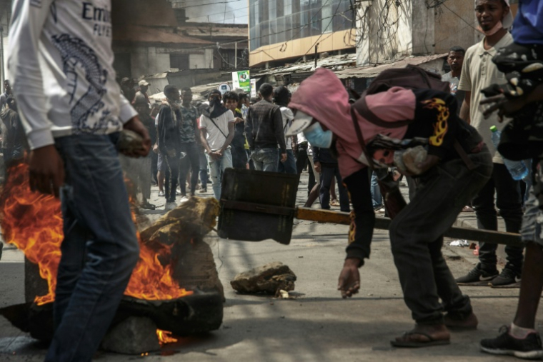 Des manifestants malgaches érigent une barricade, à Antananarivo le 3 octobre 2025 ( AFP / RIJASOLO )