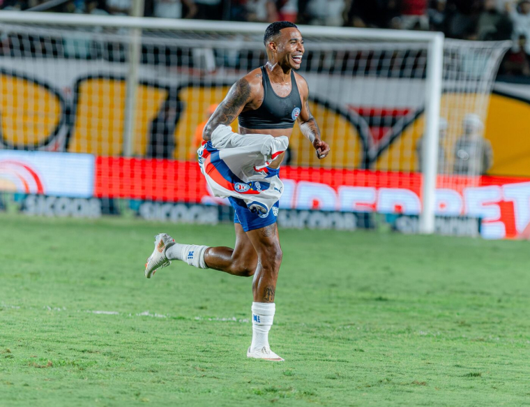 Jean Lucas se fait voler son maillot en plein match après une célébration Messi