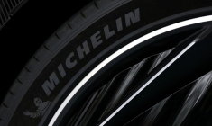 Le logo Michelin est visible sur un pneu au Grand Palais à Paris