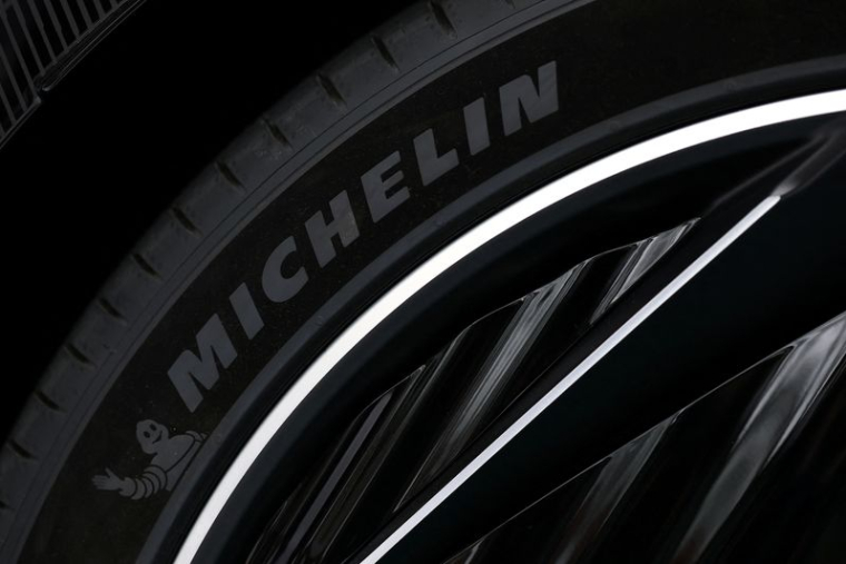 Le logo Michelin est visible sur un pneu au Grand Palais à Paris