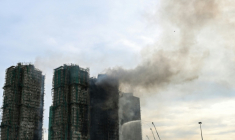 Les pompiers tentent d'éteindre l'incendie d'un complexe immobilier de Tai Po, le 27 novembre 2025 à Hong Kong ( AFP / Peter PARKS )