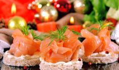 Table de fêtes dressée avec toasts au saumon en aumonière et décoration de Noël