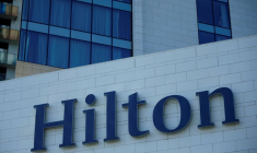 On aperçoit le logo de l'hôtel Hilton à Batoumi