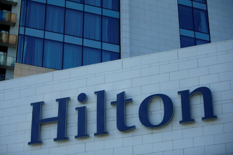 On aperçoit le logo de l'hôtel Hilton à Batoumi
